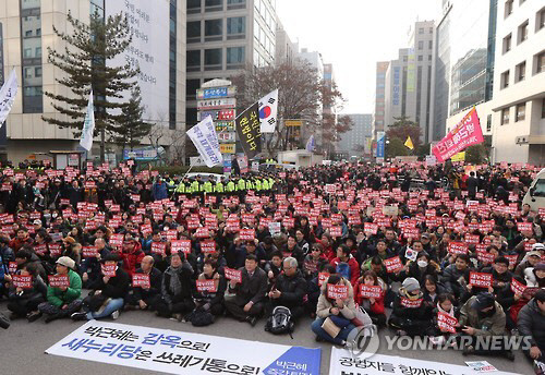 새누리당 앞으로 모인 촛불민심(서울=연합뉴스) 김주성 기자 = 6차 촛불집회가 열리는 3일 오후 서울 여의도 새누리당사 앞에서 '박근혜정권 퇴진 비상국민행동'이 주최한 새누리당 해체 요구 집회에서 시민들이 '4월 퇴진, 6월 조기대선'을 당론으로 채택, 탄핵 추진에 제동을 건 새누리당의 해체를 촉구하며 구호를 외치고 있다. 2016.12.3 utzza@yna.co.kr (끝)